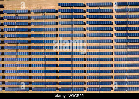 Luftaufnahme über Kopf Hunderte Solarmodule oder Paneele Reihen entlang der trockenen trockenen Länder in der Atacama Wüste, Chile Stockfoto
