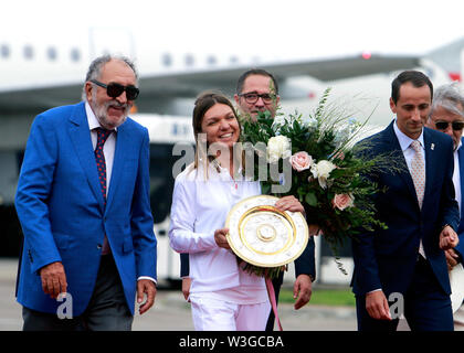 Bukarest, Rumänien. Am 15. Juli 2019. Rumänische Tennisspieler Simona Halep (2 l), 2019 singles Champion in Wimbledon Frauen, kommt an der Henry Coanda International Airport in Bukarest, der Hauptstadt Rumäniens, 15. Juli 2019. Credit: Cristian Cristel/Xinhua/Alamy leben Nachrichten Stockfoto