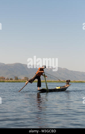 INLE SEE, MYANMAR - 28. NOVEMBER 2018: Vertikale Bild der burmesische Fischer fischen mit lokalen Technik, Inle Lake, Myanmar Stockfoto