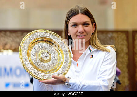 Bukarest, Rumänien. Am 15. Juli 2019. Rumänische Tennisspieler Simona Halep, 2019 singles Champion in Wimbledon Frauen, stellt mit ihrer Trophäe, als sie auf die vom Internationalen Flughafen Henry Coanda in Bukarest, der Hauptstadt Rumäniens, Juli 15, 2019 eintrifft. Credit: Cristian Cristel/Xinhua/Alamy leben Nachrichten Stockfoto