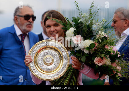 Bukarest, Rumänien. Am 15. Juli 2019. Rumänische Tennisspieler Simona Halep, 2019 singles Champion in Wimbledon Frauen, stellt mit ihrer Trophäe, als sie auf die vom Internationalen Flughafen Henry Coanda in Bukarest, der Hauptstadt Rumäniens, Juli 15, 2019 eintrifft. Credit: Cristian Cristel/Xinhua/Alamy leben Nachrichten Stockfoto