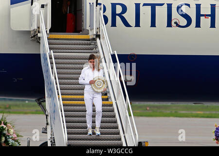 Bukarest, Rumänien. Am 15. Juli 2019. Rumänische Tennisspieler Simona Halep, 2019 singles Champion in Wimbledon Frauen, steigt aus dem Flugzeug mit ihrer Trophäe, als sie auf die vom Internationalen Flughafen Henry Coanda in Bukarest, der Hauptstadt Rumäniens, Juli 15, 2019 eintrifft. Credit: Cristian Cristel/Xinhua/Alamy leben Nachrichten Stockfoto