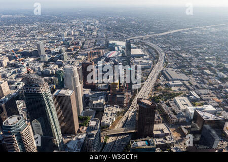 Los Angeles, Kalifornien, USA - 6. August 2016: Nachmittag Antenne der Innenstadt von Türmen und den Hafen 110 Freeway in Smoggy, ausbreitende Los Angeles. Stockfoto