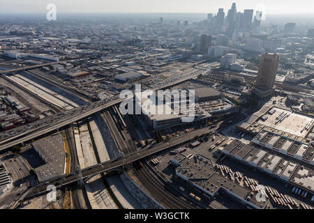 Luftaufnahme von Straßen, Gebäuden, Smog und der Los Angeles River in der Nähe von Downtown LA in Südkalifornien. Stockfoto