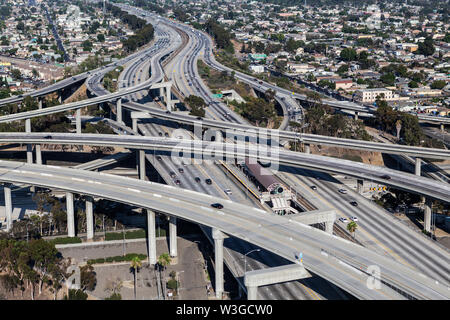 Luftaufnahme der Hafen 110 und 100-105 Autobahnanschlussstelle Brücken südlich von Downtown Los Angeles in Südkalifornien. Stockfoto