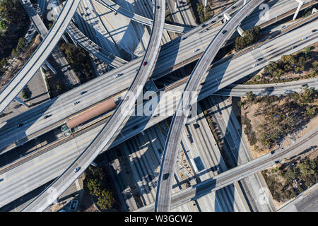 Los Angeles Antenne auf den Hafen 110 und 100-105 Autobahnanschlussstelle Brücken südlich von Downtown LA in Südkalifornien. Stockfoto