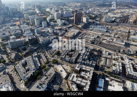 Nachmittag Luftaufnahme von Wohnungen, Straßen und Gebäuden in der Little Tokyo Teil der Innenstadt von Los Angeles, Kalifornien. Stockfoto