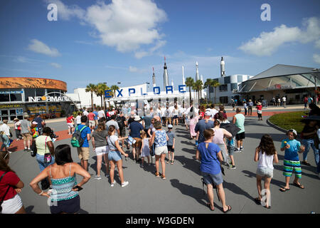 Touristen Schlange am Eingang zum Kennedy Space Center, Florida, USA für die Woche zum Gedenken an den 50. Jahrestag der Apollo Mondlandung Stockfoto