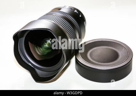 Ultra Wide Angle Tamron fotografie Objektiv 15-30 mm mit Objektivdeckel auf weißem Hintergrund Stockfoto