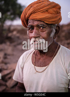 JAISALMER, INDIEN - ca. November 2018: Portrait von Hirten außerhalb der Ruinen von Khabha Fort in Jaisalmer. Jaisalmer ist auch als "Die Goldene Stadt,