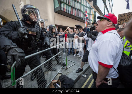 London, Großbritannien. 11. Juli 2019. Wütend Szenen der Unruhen außerhalb von Old Bailey Hof zwischen Polizei und Unterstützer von Tommy Robinson. Verurteilt unter seinem richtigen Namen von Stephen Yaxley-Lennon, einer Haftstrafe von 19 Wochen ist bestellt, nachdem Tommy Robinson wurde wegen Missachtung des Gerichts über die Dreharbeiten außerhalb von Leeds Crown Court während eines Strafverfahrens im letzten Jahr und Rundfunk live auf Social Media gefunden. Credit: Guy Corbishley/Alamy leben Nachrichten Stockfoto