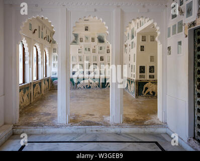 UDAIPUR, INDIEN - ca. November 2018: Einrichtung der Stadt Palast in Udaipur. Die Stadt ist die historische Hauptstadt des Königreichs von Mewar. Umgeben von Stockfoto