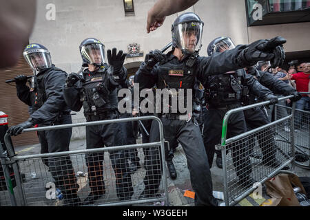 London, Großbritannien. 11. Juli 2019. Wütend Szenen der Unruhen außerhalb von Old Bailey Hof zwischen Polizei und Unterstützer von Tommy Robinson. Verurteilt unter seinem richtigen Namen von Stephen Yaxley-Lennon, einer Haftstrafe von 19 Wochen ist bestellt, nachdem Tommy Robinson wurde wegen Missachtung des Gerichts über die Dreharbeiten außerhalb von Leeds Crown Court während eines Strafverfahrens im letzten Jahr und Rundfunk live auf Social Media gefunden. Credit: Guy Corbishley/Alamy leben Nachrichten Stockfoto