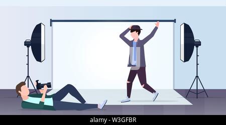Professionelle Photografen, und schießen Mann Modell in der modernen Fotostudio Interieur voller Länge waagrechten Posing Stock Vektor