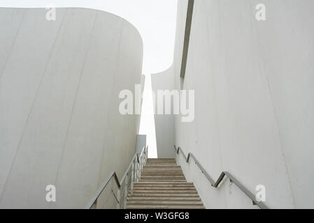 Horizontale Ansicht von der Treppe auf den Innenhof im Museo Internacional del Barroco. Puebla, Mexiko. Jun 2019 Stockfoto