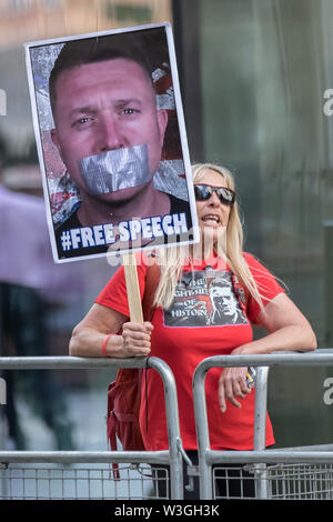 London, Großbritannien. 5. Juli 2019. Tommy Robinson Unterstützer außerhalb von Old Bailey. Tommy Robinson, realen Namen Stephen Yaxley-Lennon, Gesichter ein neues Verfahren wegen angeblicher Missachtung des Gerichts über die Dreharbeiten außerhalb von Leeds Crown Court während eines Strafverfahrens im letzten Jahr und Rundfunk live auf Social Media. Credit: Guy Corbishley/Alamy leben Nachrichten Stockfoto