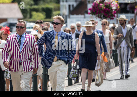 Anreise für Henley Royal Regatta 2019 in Oxfordshire. Die fünf Tag Henley Royal Regatta ist jetzt in seinem 180 Jahr. Die Veranstaltung ist einer der Höhepunkte des Englischen sozialen Saison. UK. Stockfoto