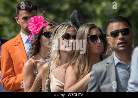 Anreise für Henley Royal Regatta 2019 in Oxfordshire. Die fünf Tag Henley Royal Regatta ist jetzt in seinem 180 Jahr. Die Veranstaltung ist einer der Höhepunkte des Englischen sozialen Saison. UK. Stockfoto