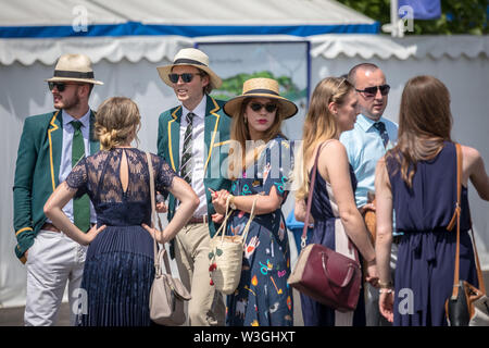 Anreise für Henley Royal Regatta 2019 in Oxfordshire. Die fünf Tag Henley Royal Regatta ist jetzt in seinem 180 Jahr. Die Veranstaltung ist einer der Höhepunkte des Englischen sozialen Saison. UK. Stockfoto