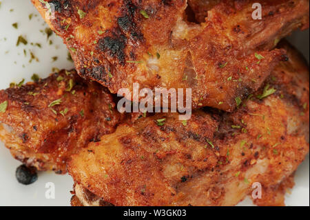 Fried Chicken wings Makro Nahaufnahme auf Platte Stockfoto