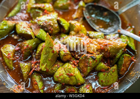 Terong balado, Aubergine mit Chili Sauce paste traditionellen indonesischen Essen Stockfoto