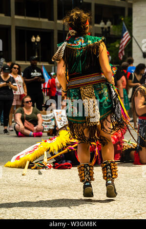 Downtown, Chicago-July 13, 2019: Native Aztec Tanz Performance. Gegen EIS und Border Patrol Haftanstalten protestieren. Stockfoto