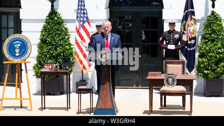 Washington, United States. Am 15. Juli 2019. Präsident Donald Trump sprechen an der 3. jährlichen Hergestellt in Amerika Product Showcase in der Nähe der South Lawn des Weißen Hauses in Washington, DC. Credit: SOPA Images Limited/Alamy leben Nachrichten Stockfoto