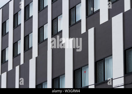 Ein modernes Bürogebäude mit abstrakten schwarzen und weißen Streifen. Yamato, Kanagawa, Japan. Stockfoto