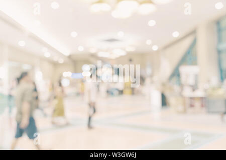 Abstract blur Hintergrund Menge Menschen im Einkaufszentrum für Hintergrund, Vintage getönt. Stockfoto