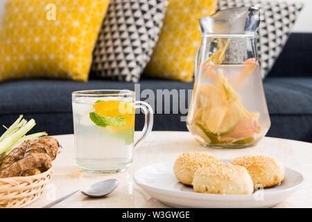 Kräuter Ingwer und Zitronengras Tee mit Minze, Honig und eine Scheibe orange. Gesund essen und trinken Tisch essen Konzept Bild. Stockfoto