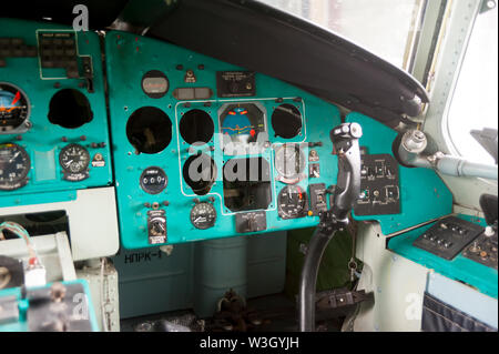 MI-26 helicopter instrument and control panel Stockfoto