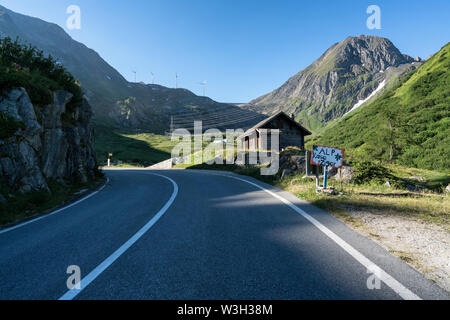 Straße bis zum Gipfel des Nufenenenpasses vom Dorf Ulrichen, Schweiz, Alpen Stockfoto