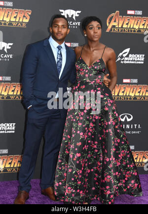 Hollywood, Kalifornien, USA. 23. April 2018. Schauspieler Sterling Sulieman und ctress Lashana Lynch nehmen an der Weltpremiere von Disney und Wunder "Avengers: Infinity Krieg" am 23. April 2018 in Los Angeles, Kalifornien, USA. Foto von Barry King/Alamy Stock Foto Stockfoto