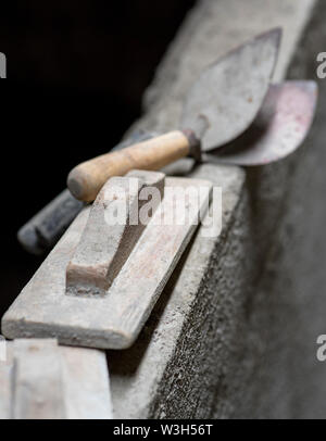 Kelle - Villa Werkzeug zu Gips Ziegel mit Zement verwendet, aus Holz und Eisen. Stockfoto