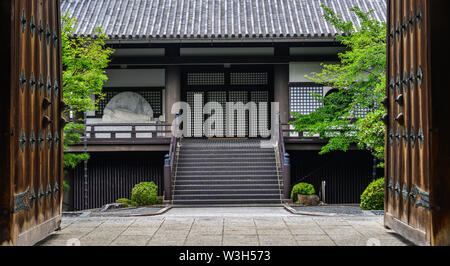 Antike Tempel mit riesigen Bäumen am Sommer, der Tag in Kyoto, Japan. Stockfoto