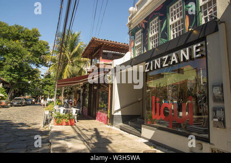 Buzios, Brasilien - 24. Februar 2018: die Straßen von Buzios sind gefüllt mit Geschäften und Restaurants beliebt sind für Touristen in der Nacht zu besuchen. Stockfoto
