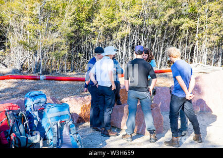 Wanderer vorbereiten für mehrtägige Wanderung am Wineglass Bay im Freycinet National Park, Tasmanien, Australien Stockfoto