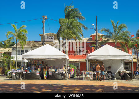 Buzios, Brasilien - 24. Februar 2018: die Straßen von Buzios sind gefüllt mit Geschäften und Restaurants beliebt sind für Touristen in der Nacht zu besuchen. Stockfoto