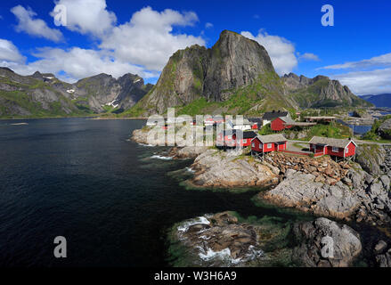 Traditionelle rote bunte norwegische Fischerei Häuser, Lofoten in Nordnorwegen Stockfoto