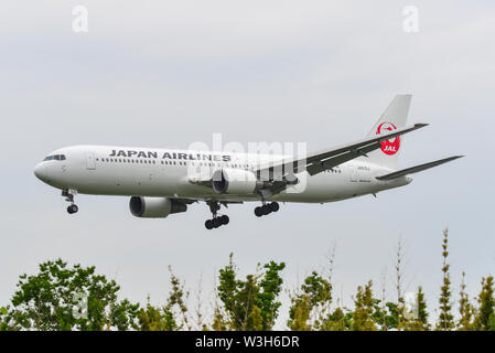 Osaka, Japan - 26.Juni 2019. Japan Airlines JA 615 J (Boeing 767-300ER) Landung am Flughafen Osaka Itami (ITM). Stockfoto