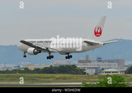 Osaka, Japan - 26.Juni 2019. Japan Airlines JA 615 J (Boeing 767-300ER) Landung am Flughafen Osaka Itami (ITM). Stockfoto