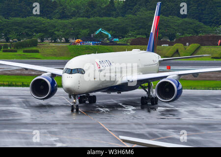 Tokio, Japan - Jul 4, 2019. N508DN Delta Air Lines Airbus A350-900 Rollen auf Start- und Landebahn des Flughafen Tokio Narita International (NRT). Narita ist einer der verkehrsreichsten Airpor Stockfoto