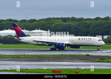 Tokio, Japan - Jul 4, 2019. N508DN Delta Air Lines Airbus A350-900 Rollen auf Start- und Landebahn des Flughafen Tokio Narita International (NRT). Narita ist einer der verkehrsreichsten Airpor Stockfoto