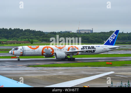 Tokio, Japan - Jul 4, 2019. JA 789 eine All Nippon Airways Boeing 777-300ER (Star Wars BB-8 Livery) Rollen auf Start- und Landebahn des Flughafen Tokio Narita International (NRT). Stockfoto