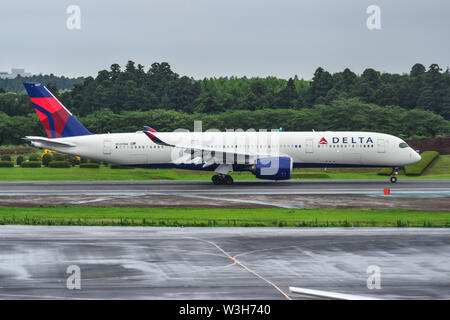 Tokio, Japan - Jul 4, 2019. Delta Air Lines N507DN (Airbus A350-900) Rollen auf Start- und Landebahn des Flughafen Tokio Narita International (NRT). Narita ist einer der verkehrsreichsten Luft Stockfoto