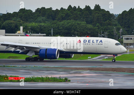 Tokio, Japan - Jul 4, 2019. Delta Air Lines N507DN (Airbus A350-900) Rollen auf Start- und Landebahn des Flughafen Tokio Narita International (NRT). Narita ist einer der verkehrsreichsten Luft Stockfoto