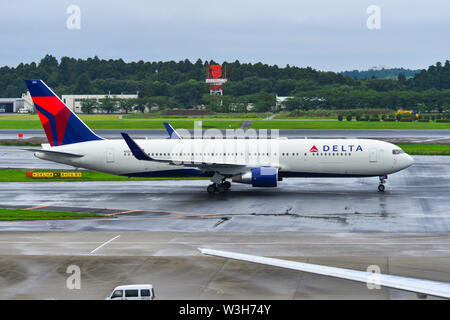 Tokio, Japan - Jul 4, 2019. Delta Air Lines N 1200 K (Boeing 767-300ER) Rollen auf Start- und Landebahn des Flughafen Tokio Narita International (NRT). Narita ist einer der verkehrsreichsten Ai Stockfoto