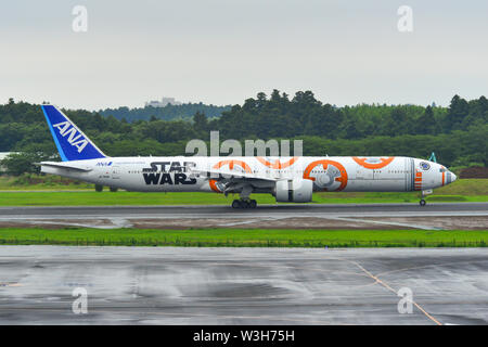 Tokio, Japan - Jul 4, 2019. JA 789 eine All Nippon Airways Boeing 777-300ER (Star Wars BB-8 Livery) Rollen auf Start- und Landebahn des Flughafen Tokio Narita International (NRT). Stockfoto