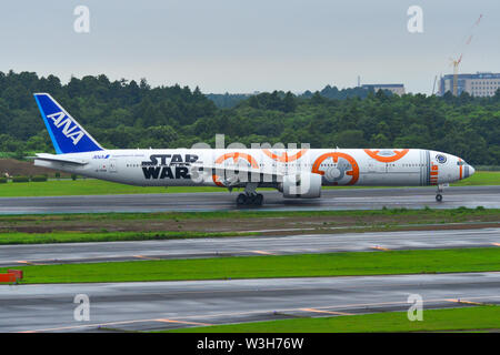 Tokio, Japan - Jul 4, 2019. JA 789 eine All Nippon Airways Boeing 777-300ER (Star Wars BB-8 Livery) Rollen auf Start- und Landebahn des Flughafen Tokio Narita International (NRT). Stockfoto