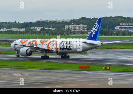 Tokio, Japan - Jul 4, 2019. JA 789 eine All Nippon Airways Boeing 777-300ER (Star Wars BB-8 Livery) Rollen auf Start- und Landebahn des Flughafen Tokio Narita International (NRT). Stockfoto